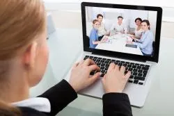 Une stagiaire suit les apports théoriques en visioconférence
